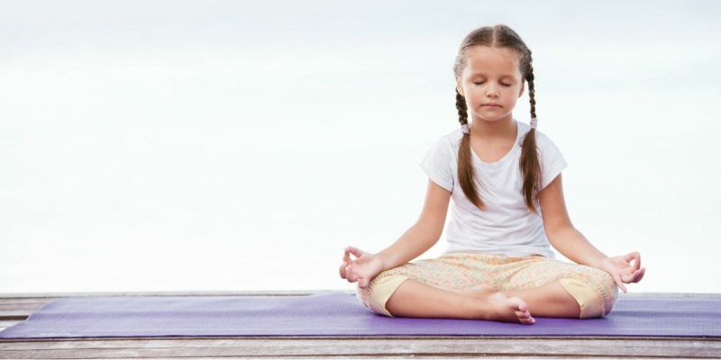 enfant en position de yoga