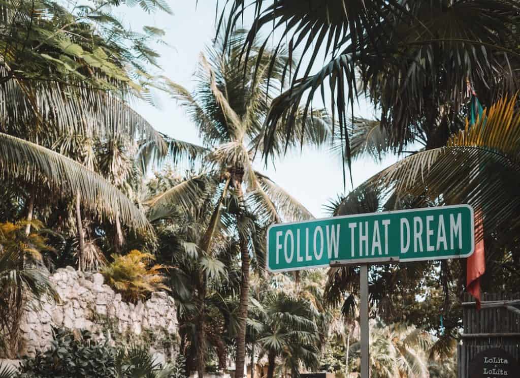 signe qui indique 'suivez votre rêve' 
