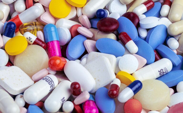 découvrez tout sur la médication : définition, types de médicaments, posologie, effets secondaires et précautions à prendre.