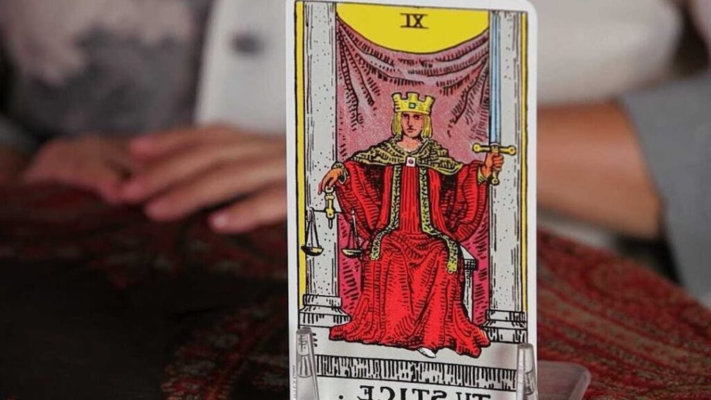 La justice tarot: comment comprendre et interpréter cette carte dans vos tirages?