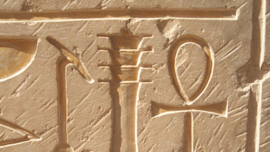 Signe égyptien : comment interpréter les symboles anciens dans la spiritualité moderne ?