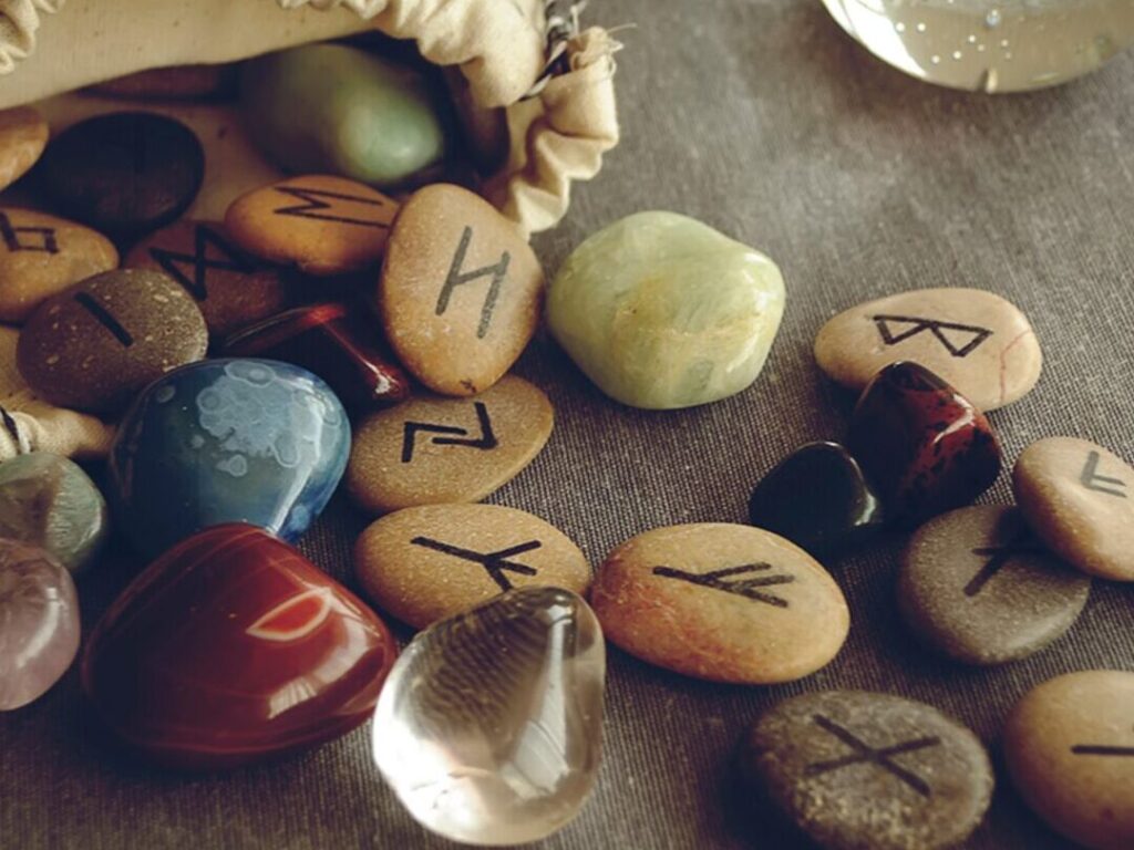 la mystique des runes : comprendre leur pouvoir ancestral