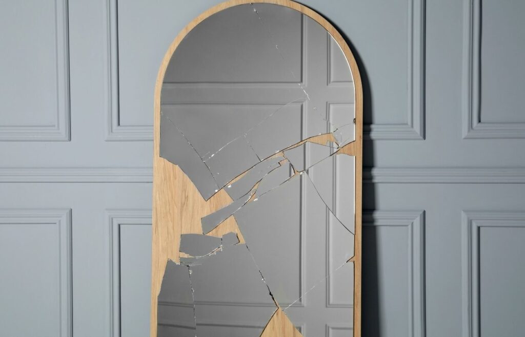 Le miroir brisé : symbole et interprétations spirituelles