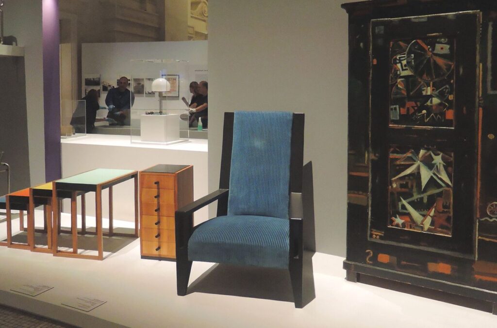 Comment la coupe art déco des années 1930 influence-t-elle la spiritualité moderne ?