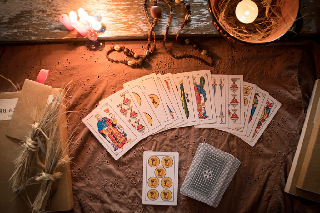 Tarots et oracles divinatoires : comment choisir le bon jeu pour votre pratique spirituelle ?